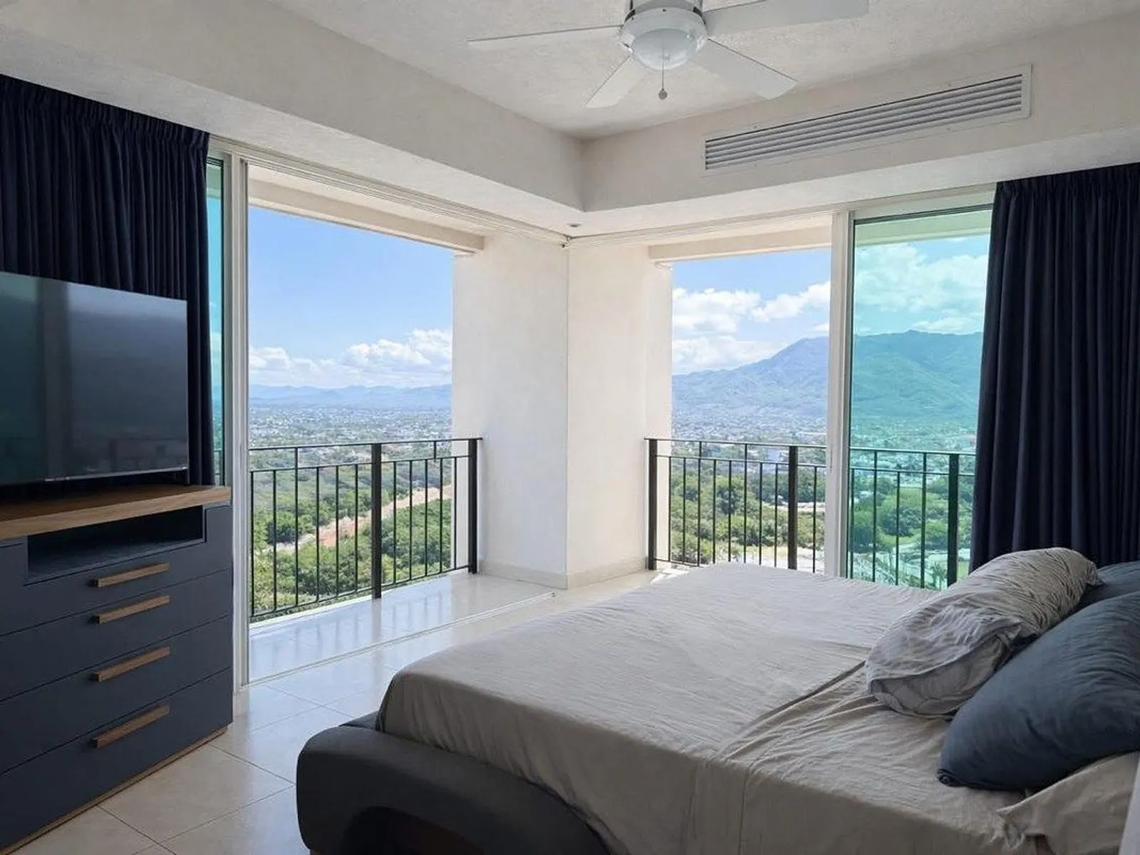 Sunlit Apartment in the Hotel Zone, JAL 4